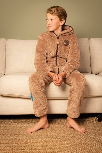 Kids Knuffle Fleece Onesie® | Warme onesie huispak jumpsuit voor jongens & meisjes | Superzacht & comfortabel | Premium kwaliteit | Duurzaam & CO₂-neutraal geproduceerd in Portugal | Beige maat XXS