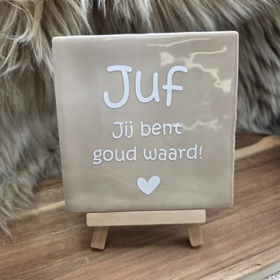 Robuust Wenstegeltje Juf jij bent goud waard! – Cadeau Juffendag – Afscheid Juf – Bedankje – Trendy – Woondecoratie – Cadeautje – Decoratief Tegeltje met Standaard – Cadeau Idee