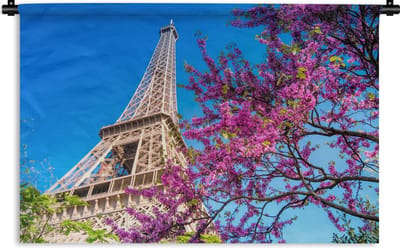 Wandkleed Eiffeltoren - De Eiffeltoren met een uniek roze boom die de afbeelding een kleurrijk effect geeft Wandkleed katoen 150x100 cm - Wandtapijt met foto