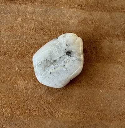 Regenboog maansteen zaksteen - edelstenen - trommelsteen - 2 x 2 cm - vruchtbaarheid verbonden met de maan