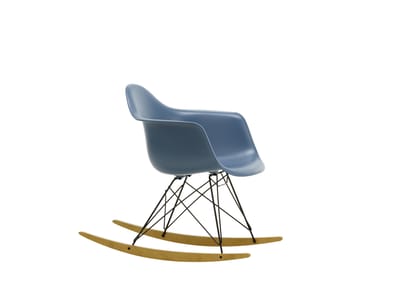 Vitra - RAR Eames Plastic Armchair - zeeblauw RE - zwart - sleden esdoorn goudkleurig