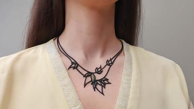 Batucada - Flame - Collier van Plantaardige Oorsprong en Hypoallergeen - Vrouwen Ketting met Vlammen – Antiallergisch halsketting - Zwart - Goud - lengte 43/47 cm – effect Tattoo - ziet er uit als Rubber