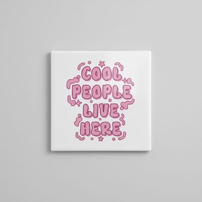 Positieve Quote Decoratie Tegel “Cool People Live Here” – Leuke Moderne Wanddecoratie voor Thuis – 15 x 15 cm Keramische Tegel
