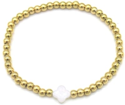 Armbandje - elastiek - goudkleurig - wit - klavertje 4 - geluk - tijdloos - chique - hip - accessoire - sieraad - vrouwen - unisex