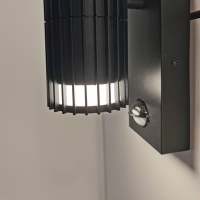 Searchlight Buitenwandlamp Detroit, zwart, hoogte 22 cm, sensor, 2-lamps