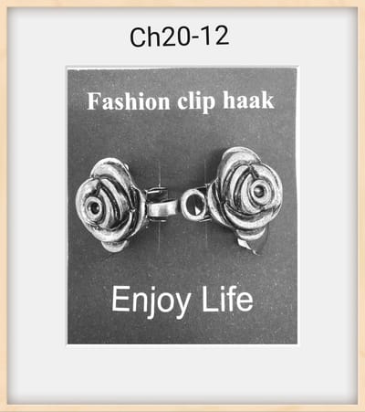 Vestsluiting - clip met haakje - 3d roosje in knopje - voor - vest - sjaal - omslagdoek in kleur antiek zilver look.