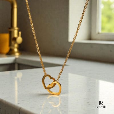 Leerella Goudkleurige Ketting met Twee Hartjes – Verstelbare RVS Damesketting 42+6 cm – Elegante Hartjesketting met Dubbel Hartje – Tijdloos Liefdessieraad voor Dagelijks