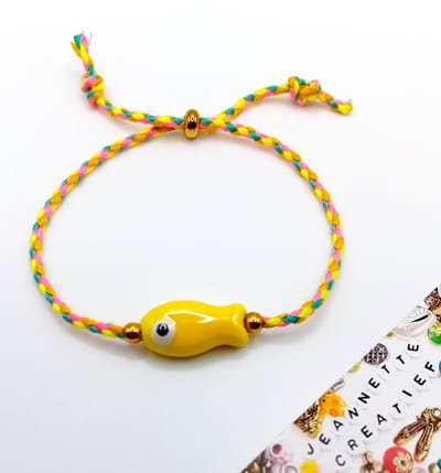 Jeannette-Creatief® - Beach - Surfarmband Little Yellow Fish Schuifknoop - Surfkoord – Koordarmband - Keramiek Visje - Schuifknoop RVS - RVS gouden kralen - Armband - Minimalistisch Armbandje - Stack Armband - Mermaidcore
