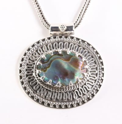 Traditionele bewerkte zilveren hanger met abalone schelp aan vossenstaart ketting