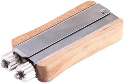 Dailygoods- Draadspanner Hoogwaardige Imker Accessoires - Roestvrij Staal - Houten Handgreep - Metalen Wielen - Ergonomisch Ontwerp - Duurzaam Gereedschap