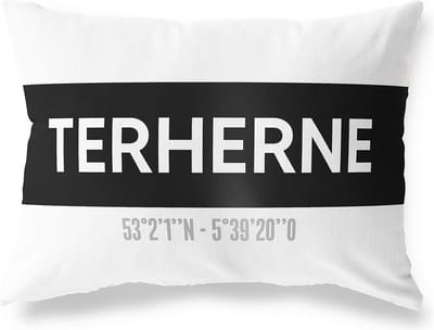 Tuinkussen TERHERNE - FRIESLAND met coördinaten - Buitenkussen - Bootkussen - Weerbestendig - Jouw Plaats - Studio216 - Modern - Zwart-Wit - 50x30cm