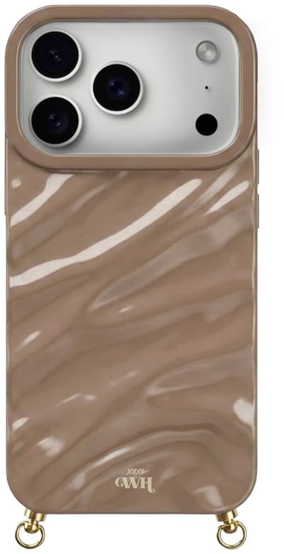 xoxo Wildhearts Glaze Cord Case Taupe telefoonhoesje - geschikt voor iPhone 17 Pro - Dream hoesje geschikt voor telefoonkoord - Glimmende silicone case met plooien - Vlekbestendig hoesje met haakjes - Beige / Creme