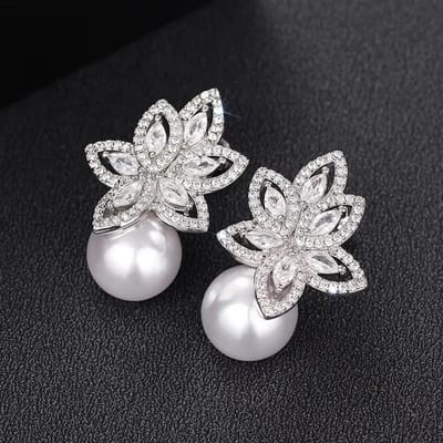 Huitan Prachtige Hangende Oorbellen met Imitatieparel Nobele Bloem Zirconia Glanzende Accessoires Bedeltjes Elegante Bruiloftssieraden white