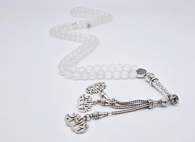 Handgemaakte tesbih "Tasbih" natuursteen "Selenite" - Aantal kralen 99 - Diameter kralen 8MM - met metaal tassel "La alih ala allah" - Een mooi cadeau-idee