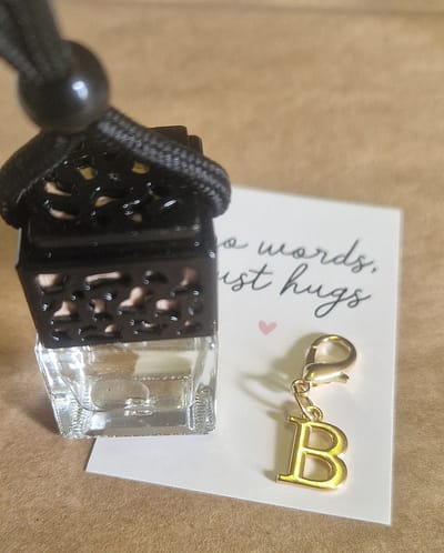 Autoparfum LUXOR by LETTER - B - Pockethug - 8 ml | Auto parfum | Car perfume | Autogeur | Autogeurtje | Parfum auto | Auto luchtje | Autoparfum houder | Autogeurtje | Autogeur | Car Perfume | Luchtverfrisser | Moederdag | Vaderdag | Vaderdag cadeau