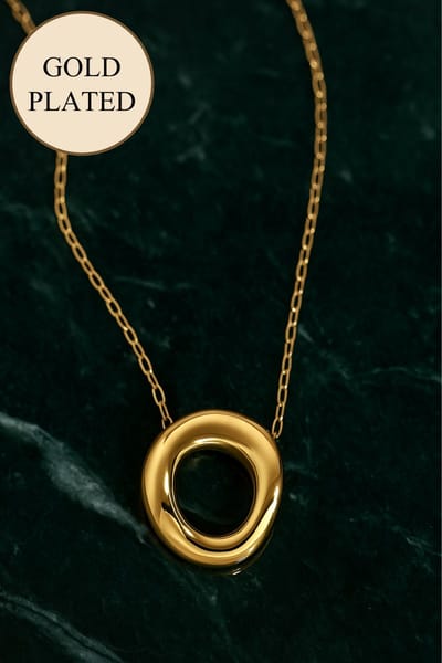 Lundholm Ketting Dames Goudkleurig – Premium Stainless Steel – Chunky Rondje Jewellery Hanger Goud Verguld – Cila Serie - Statement Ketting 45 cm - Cadeau voor Vrouw My Kado – Luxe Geschenkverpakking