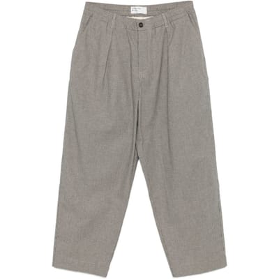 Universal Works man met meerdere kleuren broeken