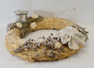 ZoeZo Design - Krans - 100% natuurlijke materialen - riet - Ø 30 cm - ligkrans - kerstkrans - tafelkrans - met 1 waxinelichtjeshouder - bruin - wit - kerststukje