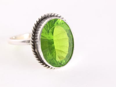 Bewerkte zilveren ring met peridoot - maat 17