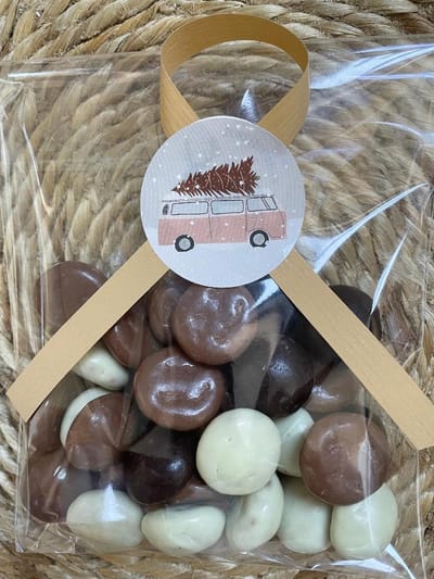 25 Uitdeelzakjes / Traktatie zakjes + 25 Stickers - Kerst - Winter - Bus - Boom / Kerstboom - Kerstdagen - Eindejaarspakket - Christmas | School traktaties - Cellofaan zak - Transparant | Peuterspeelzaal - Kinderopvang - Basisschool | DH collection