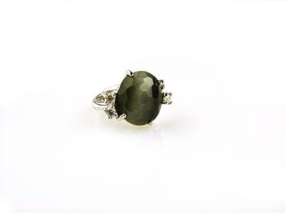 ring in zilver model eclips gezet met donkergrijze steen en cubic zirconia