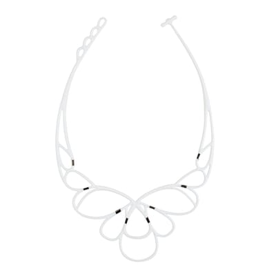 Batucada - Ce Soir - Collier van Plantaardige Oorsprong en Hypoallergeen - Vrouwen Ketting met Glanzende stukjes - Antiallergisch - Wit - lengte 40/44 cm – effect Tattoo - ziet er uit als Rubber – Aluminium - Vegan