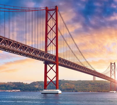 Zomers tafereel nabij de 25 Aprilbrug in Lissabon - Fotobehang (in banen) - 450 x 260 cm
