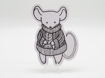 Warme en Knusse Muis Sticker - Dieren in het Dagelijks Leven | Vera's Arts & Dice | Schattige Stickers - Handgemaakte Stickers - Journaling - Bullet Journal - Scrapbooking - Leuke Stickers - Laptop Sticker - Telefoon Sticker