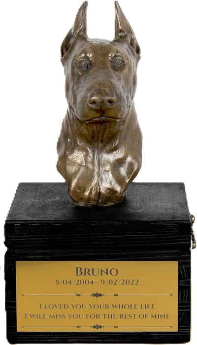 Urn met gravure en sculptuur van een Dobermann, handgemaakt kunstwerk