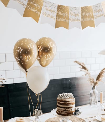 Feestpakket Verjaardag Versiering 21 Jaar - Goud - Wit - Versiering - Decoratie - Pakket - Leeftijden - Slinger - Ballonnen - Hangdecoratie - Swirls - Thema Versiering - 21e Verjaardag Decoratie