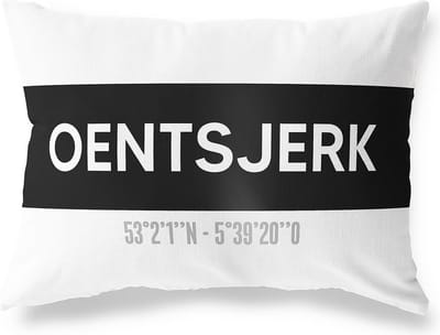 Tuinkussen OENTSJERK - FRIESLAND met coördinaten - Buitenkussen - Bootkussen - Weerbestendig - Jouw Plaats - Studio216 - Modern - Zwart-Wit - 50x30cm