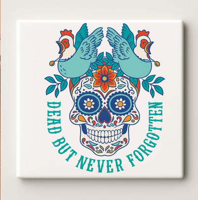 Día de los Muertos Tegel – “Dead But Never Forgotten” Suikerschedel & Vogels Design – 15x15 cm Keramische Wanddecoratie – Betekenisvol Cadeau voor Herdenking & Woondecoratie