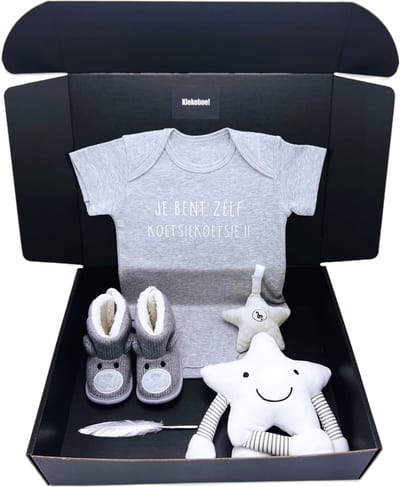 Kraamcadeau jongen met grijze romper, babypantoffels en muziekmobiel knuffel, kan ook rechtstreeks als cadeau worden verstuurd, cadeau geboorte jonngen