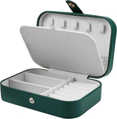 Stijlvolle en Kleine Draagbare Sieradenbox met Knop - Organizer voor Oorbellen, Kettingen en Ringen (Groen)