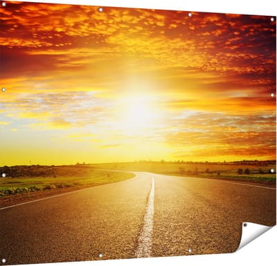 Gards Tuinposter Zonsondergang Over de Weg met een Rode Lucht - 150x120 cm - Tuindoek - Tuindecoratie - Wanddecoratie buiten - Tuinschilderij