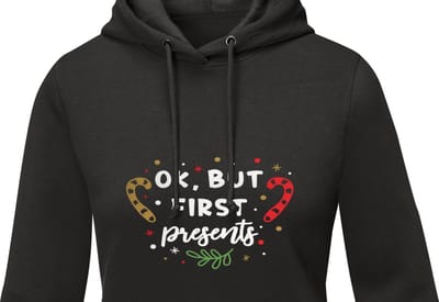 Unisex Kerst Hoodie - 'OK But First Presents' - De Must-Have voor de Feestdagen -Xlarge
