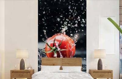 Behang - Fotobehang Tomaat - Groente - Stilleven - Water - Rood - Breedte 120 cm x hoogte 240 cm