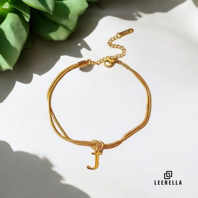 Leerella | J | Stijlvolle Letter Armband van Hoogwaardig RVS in Goudkleur met Initialen – Perfect voor Dames en Heren | Luxe Accessoire met Persoonlijke Touch Moederdag, Valentijnsdag en Verjaardag Cadeau 16+5cm