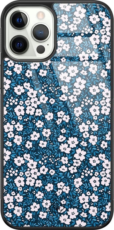 Casimoda® hoesje - Geschikt voor iPhone 12 Pro - Bloemen Blauw - Luxe Hard Case Zwart - Backcover telefoonhoesje - Blauw