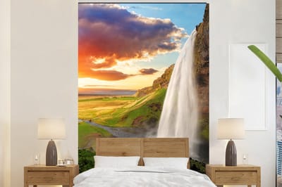 Behang - Fotobehang Waterval - Rots - Zonsondergang - Bergen - Oranje - Breedte 180 cm x hoogte 280 cm