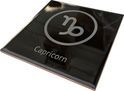 MGM Trading - Horoscoop - Capricorn - Steenbok - Hoogglans zwarte tegel - 15 bij 15 cm - Laser gegraveerd