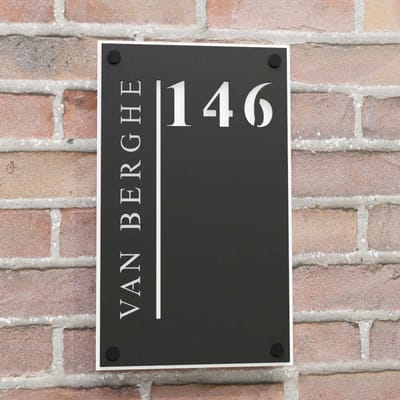 Naambordje voordeur - Huisnummerbord - Rechthoek staand verticale tekst - 20x12 - zwart/wit - snapcaps