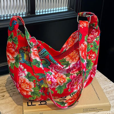 Grote Capaciteit Noordoostelijke Bloem Nationale Stijl Tas voor Dames Nieuwe Herfst en Winter Niche Schoudertas Modieuze Commuter Crossbody Tas red