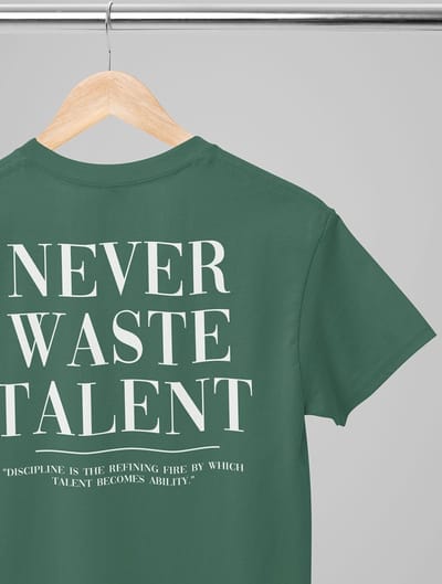 Shirt - Never waste talent - Wurban Wear | Grappig shirt | Merk kleding | Unisex tshirt | Techno outfit | Gym shirt | Merk t shirt | Streetwear | Sport shirt | Groen