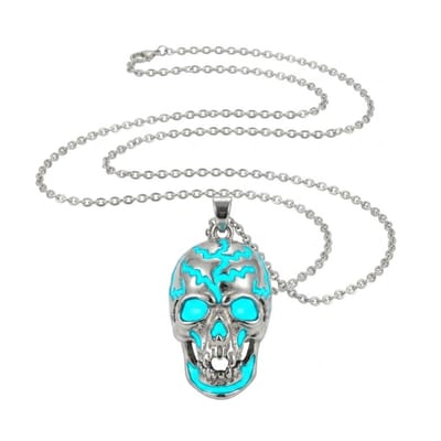 Glow in the dark heren ketting met zilverkleurige schedelhanger en felblauwe oplichtende accenten – schakelketting