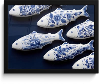 Poster in lijst - Fotolijst 40x30 cm - Posters - Vissen - Delfts - Blauw - Keramiek - Posterlijst zwart - Decoratie - Wanddecoratie woonkamer - Muurdecoratie slaapkamer