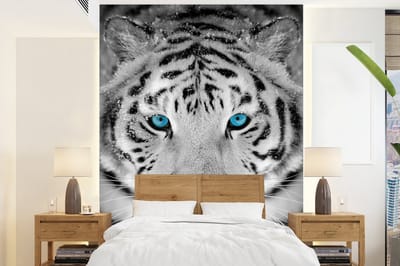Behang - Fotobehang Tijger - Winter - Dieren - Breedte 205 cm x hoogte 280 cm