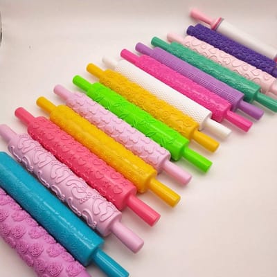 Deegroller, Niet-klevend Plastic Bakgereedschap, 12 Patronen voor Taartversiering, Suikerpasta en Marsepein, Perfect voor Doe-het-zelf Thuis Bakken (Geassorteerde Kleur10)