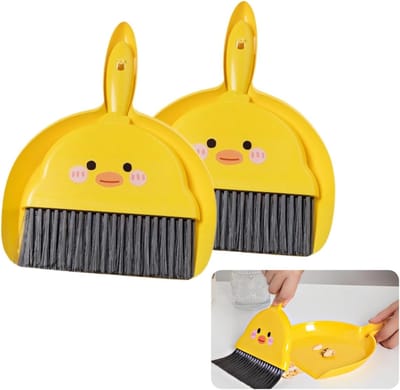 2 Stuks Mini Borstel en Vuilnisbak Set – Plastisch met Kleine Gele Kip Patroon, Klein Vegen voor Bureau, Huis, Keuken, Kooi Reiniger voor Kleine Dieren (Gele Kip – 2 Stuks)