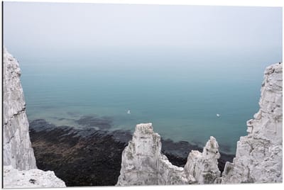 Dibond - Rotsen met de Zee op de Achtergrond - 90x60cm Foto op Aluminium (Met Ophangsysteem)